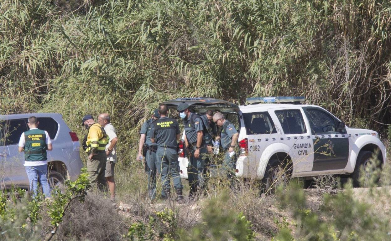 Agentes de la Guardia Civil en una zona de campo, en una imagen de archivo. 