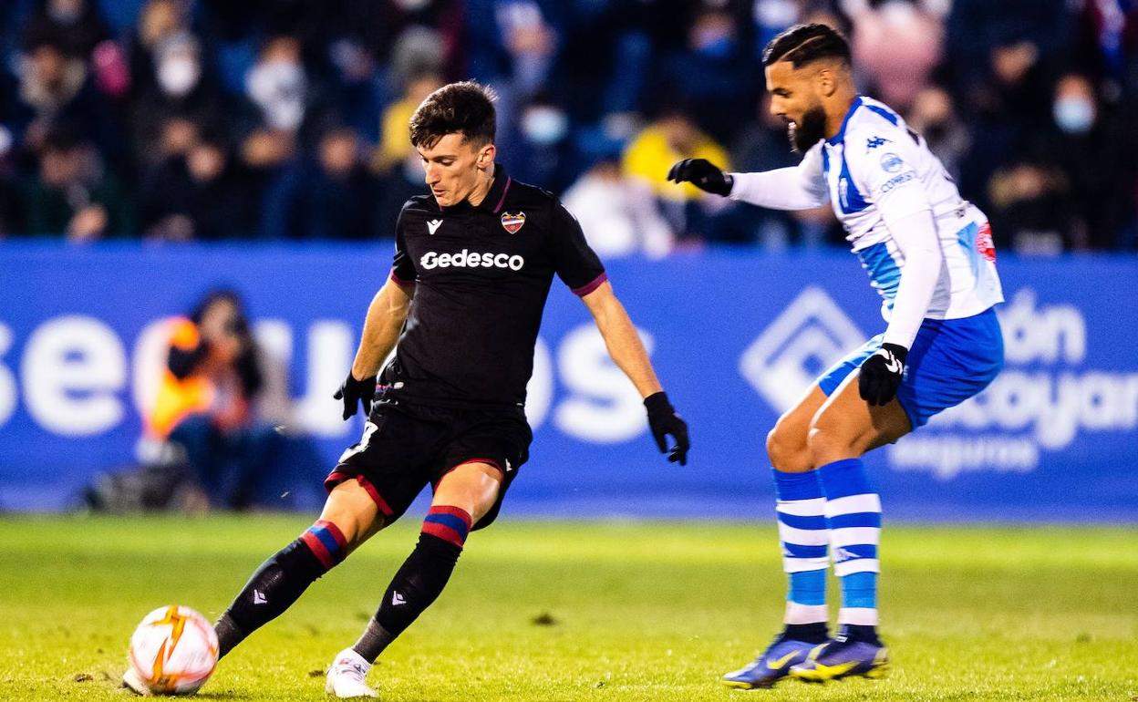 Pepelu García golpea el balón durante el partido de Copa disputado en El Collao.