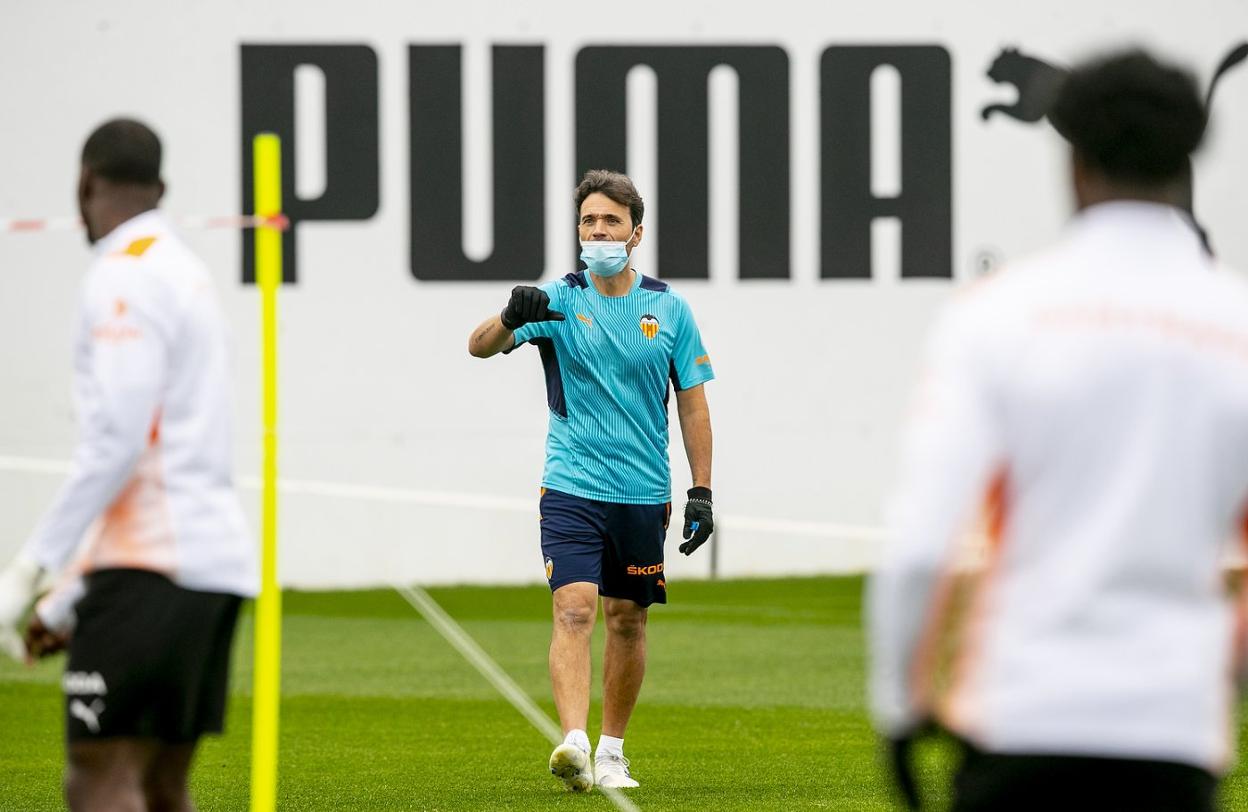 Javier Vidal, durante el entrenamiento de ayer en Paterna. vcf
