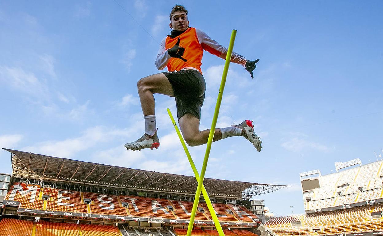 Hugo Duro, en el entrenamiento de este domingo del Valencia en Mestalla. 