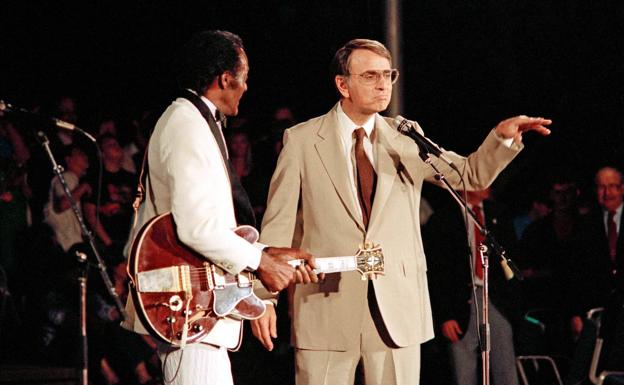 Carl sagan con Chuck Berry en 1989. 'Johnny B. Goode' es una de las canciones incluidas en el disco de las Voyager.