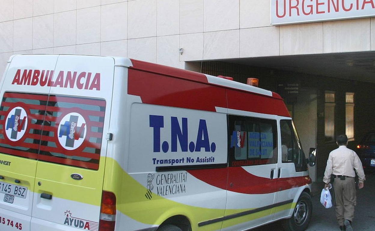 El hombre fue trasladado por recomendación sanitaria al hospital de Elda. 