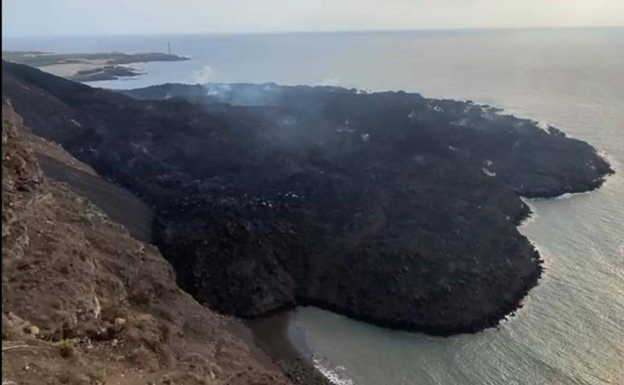 Fajana creada por el volcán de Cumbre Vieja en el Atlántico. 