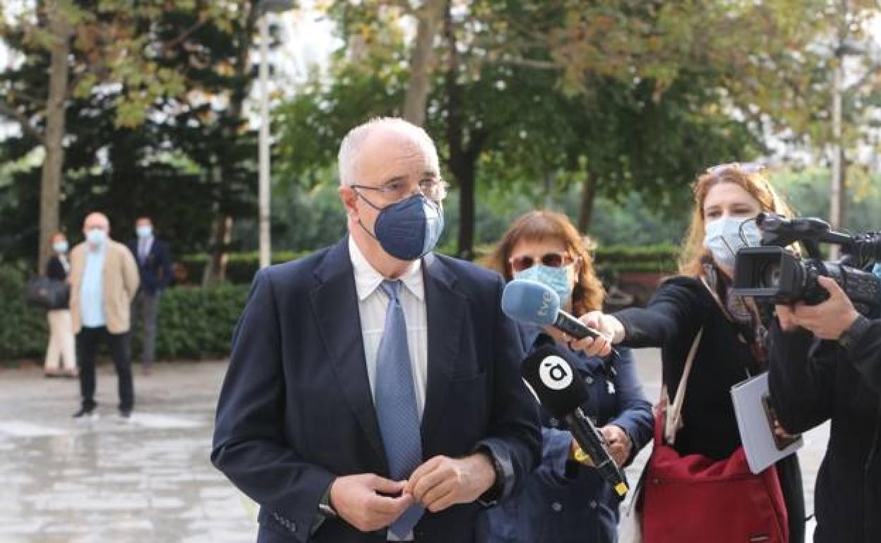 Rafael Blasco, en el exterior de la Ciudad de la Justicia. 