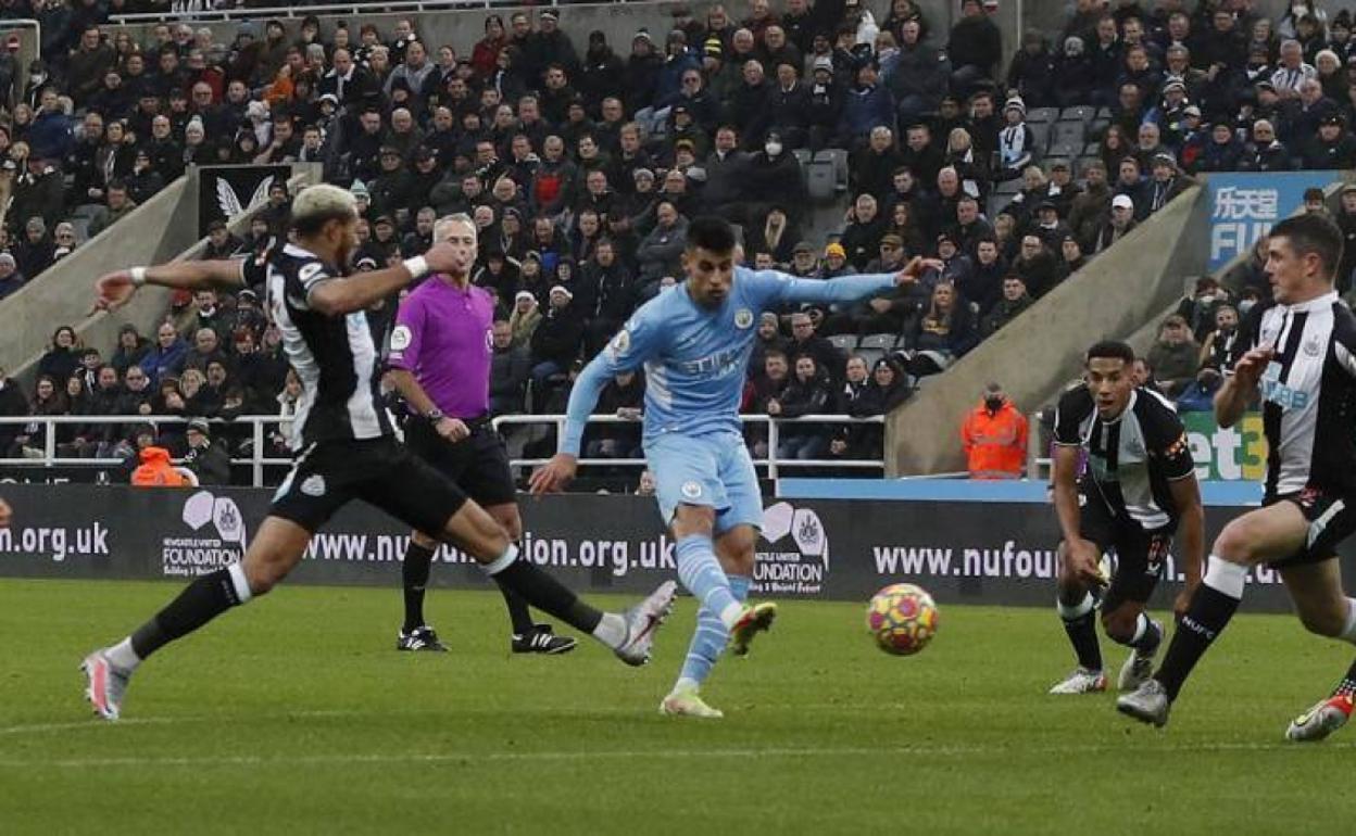 Cancelo en el momento del disparo del gol frente al Newcastle