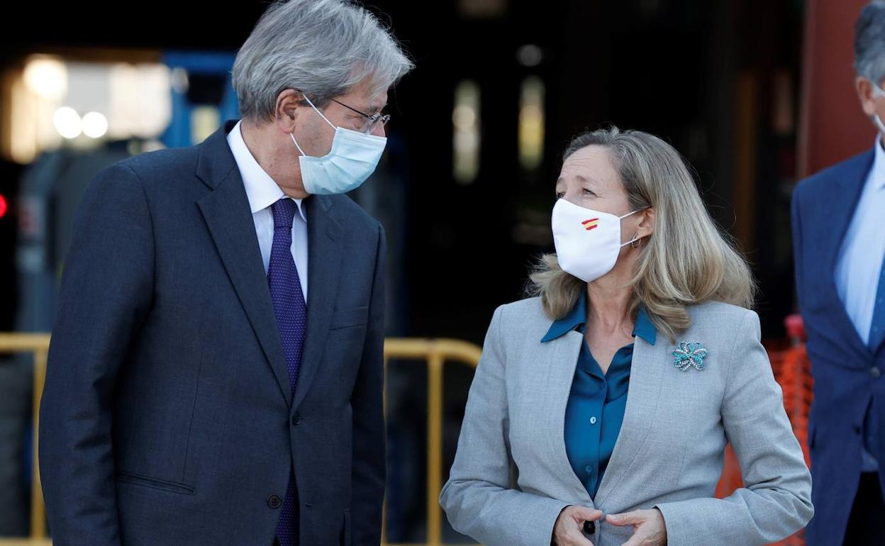 La vicepresidenta económica, Nadia Calviño, junto al comisario europeo Paolo Gentiloni. 