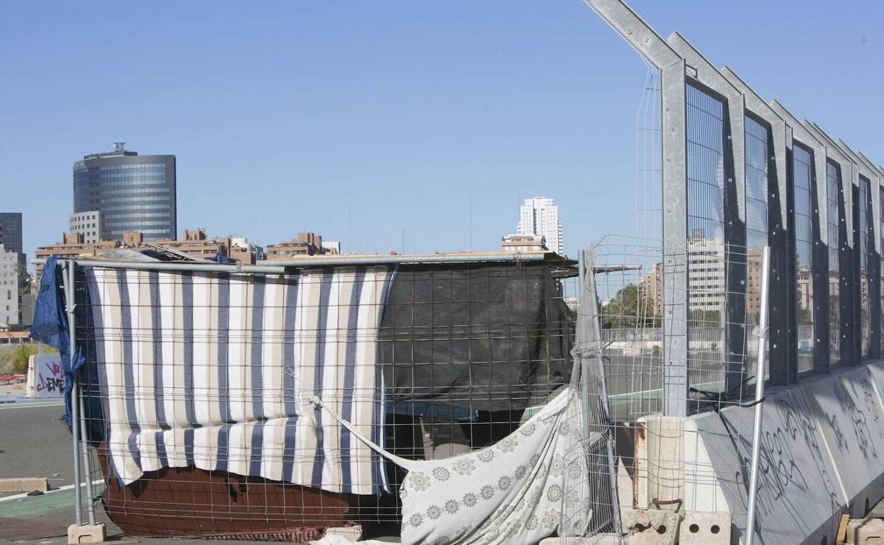 Chabola en el antiguo circuito de Fórmula 1 en el barrio del Grao. 