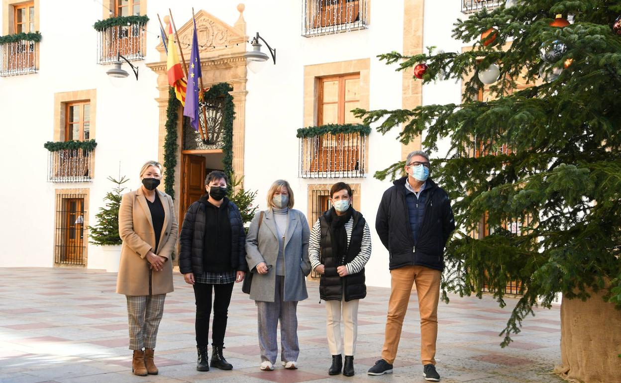 Kika Mata y Rita Berruti con la comisión de Reyes Magos. 