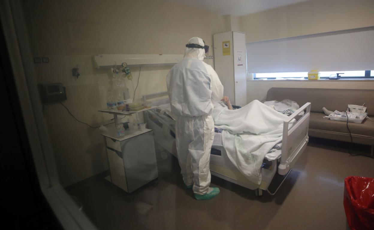 Atención sanitaria en el Hospital La Fe de Valencia durante la pandemia de coronavirus.