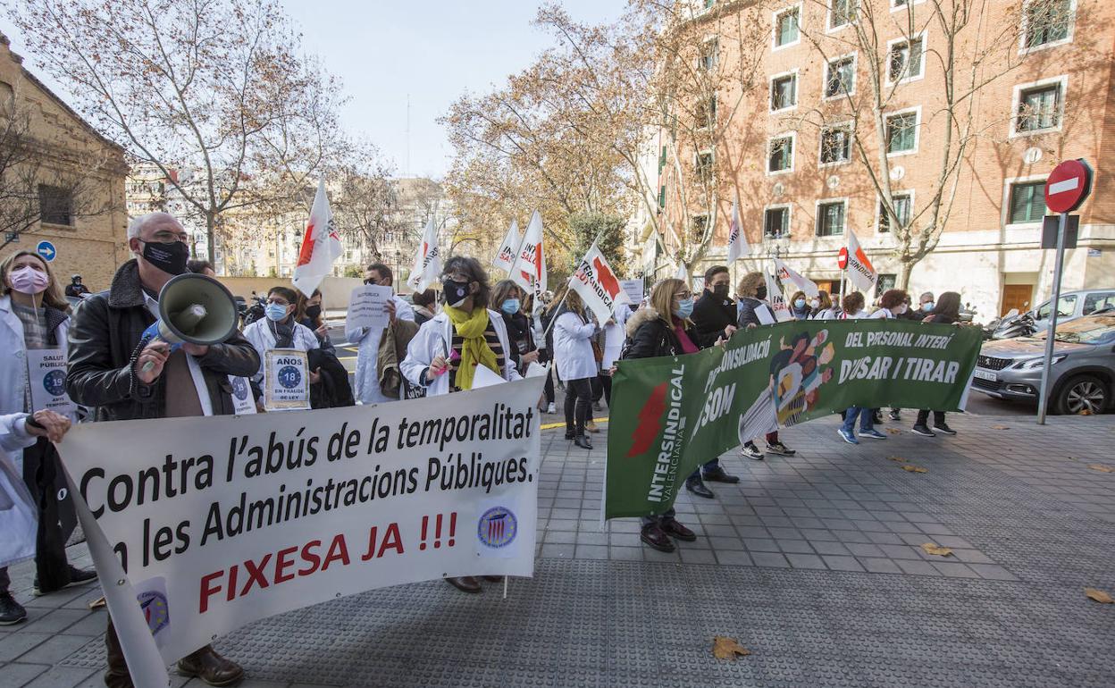 Asistentes a la protesta de este lunes frente a la sede de la Conselleria de Sanidad en Valencia.