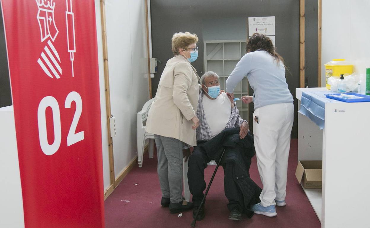 Una persona recibe la dosis de Janssen en Requena.