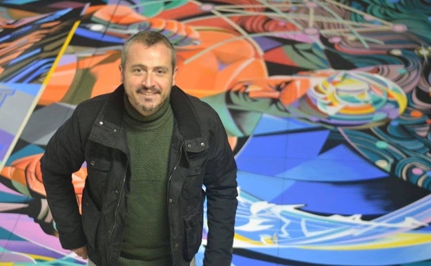 Javier Parra ha pintado el mural que Renau no pudo realizar. 