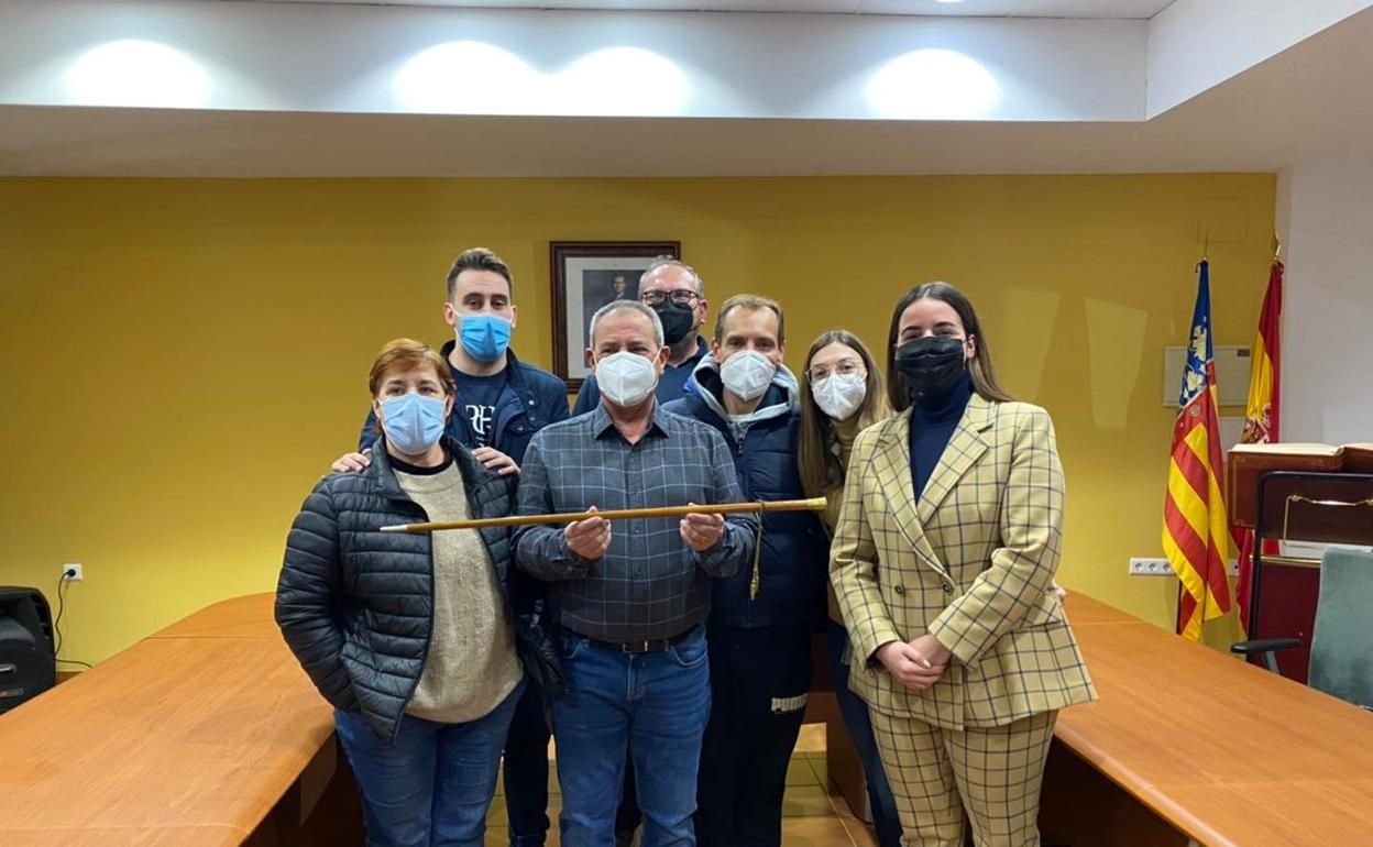 El nuevo alcalde de Montesa, José Barberá, con concejales y compañeros socialistas. 