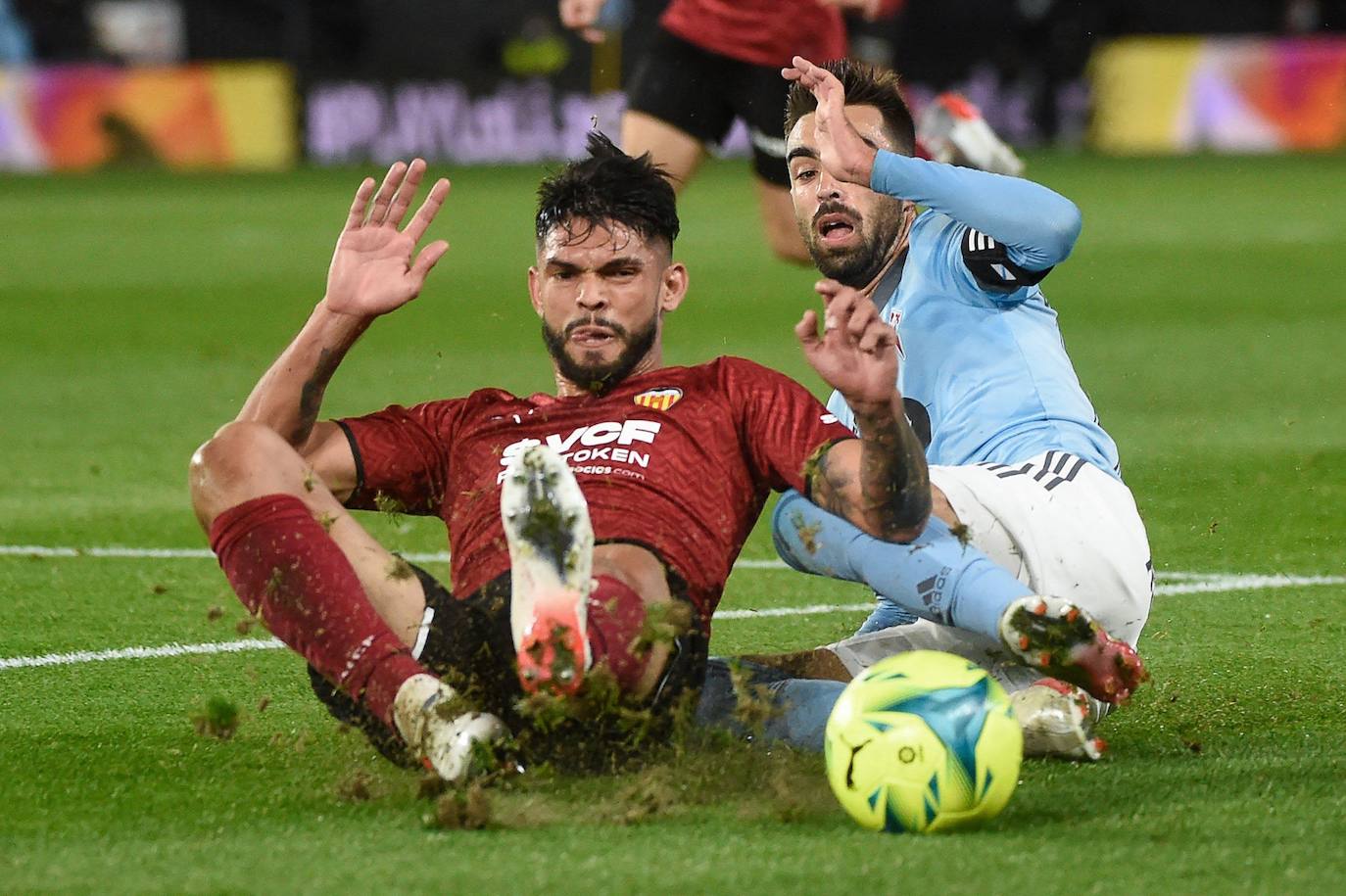 Omar Alderete, barriendo un balón ante Brais Méndez en el partido ante el Celta