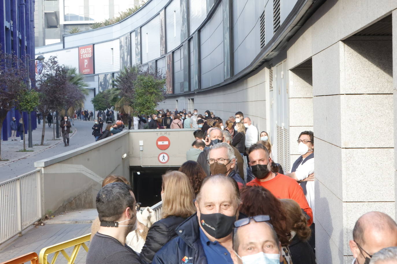 La campaña de vacunación del coronavirus se extienda esta semana en la Comunitat con la instalación de más de una veintena de centros de inmunización sin cita. En Valencia, cientos de personas han acudido a vacunarse este martes en los puntos móviles de vacunación instalados en la ciudad, donde se han formado largas colas. 