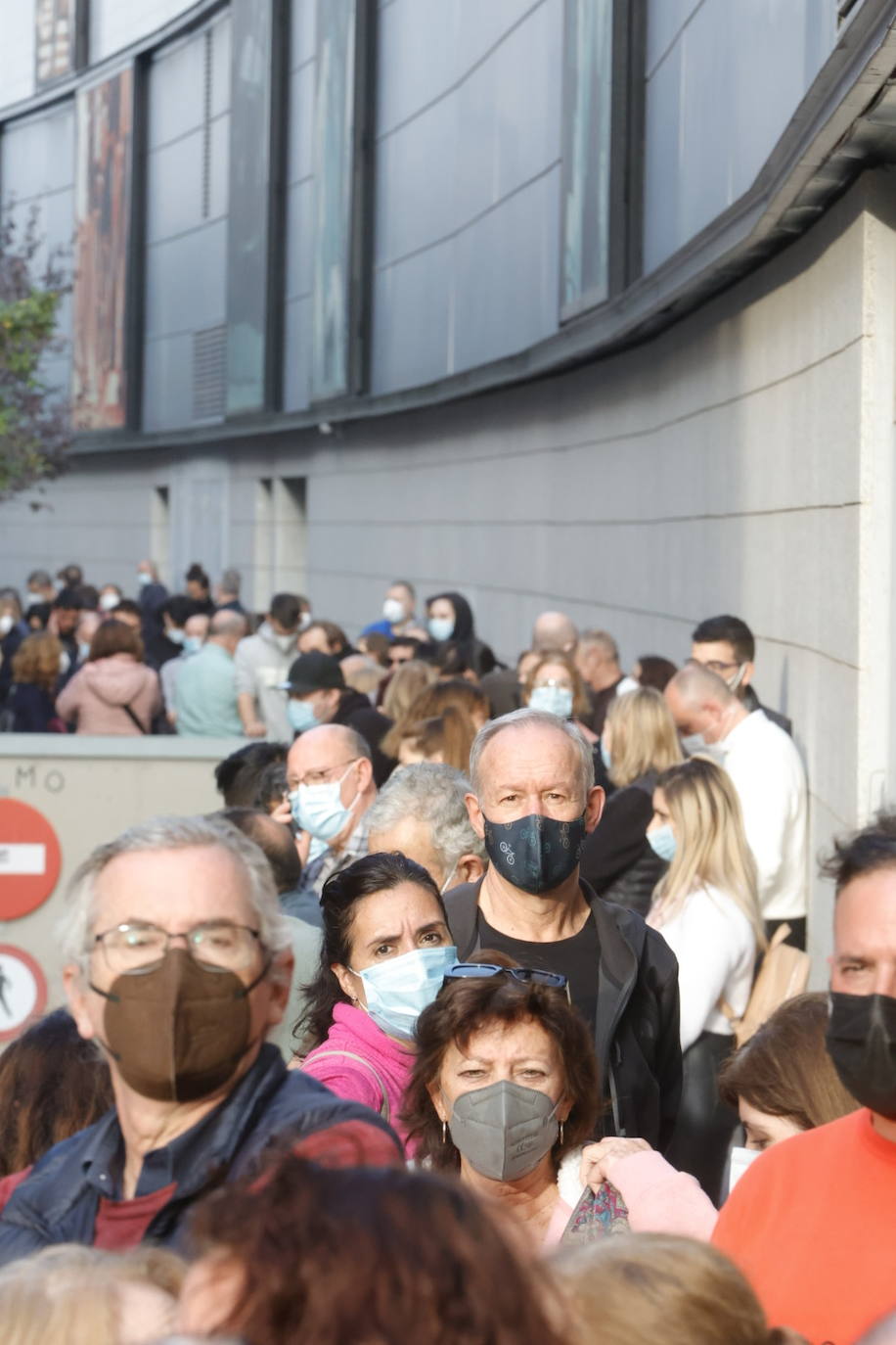 La campaña de vacunación del coronavirus se extienda esta semana en la Comunitat con la instalación de más de una veintena de centros de inmunización sin cita. En Valencia, cientos de personas han acudido a vacunarse este martes en los puntos móviles de vacunación instalados en la ciudad, donde se han formado largas colas. 