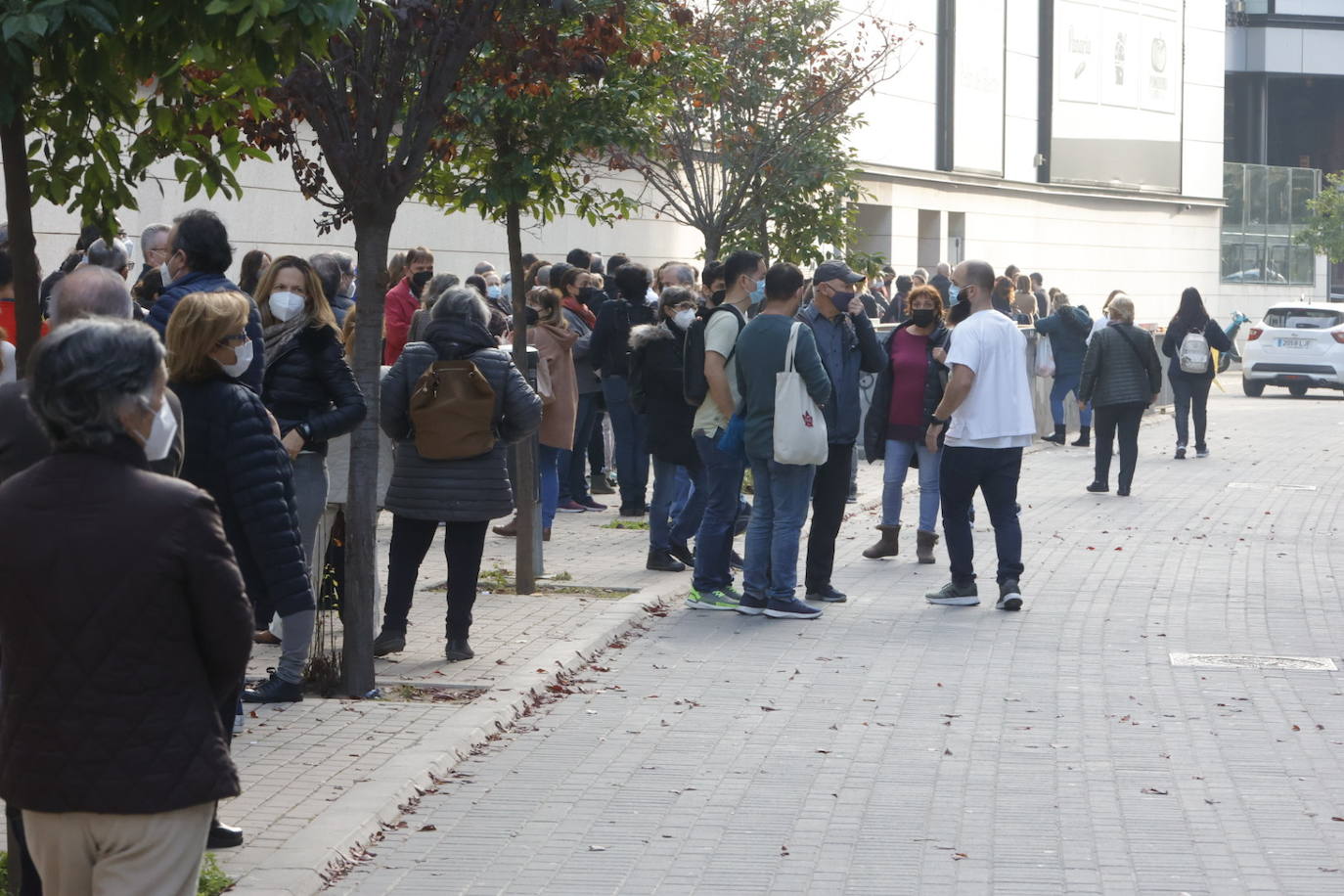 La campaña de vacunación del coronavirus se extienda esta semana en la Comunitat con la instalación de más de una veintena de centros de inmunización sin cita. En Valencia, cientos de personas han acudido a vacunarse este martes en los puntos móviles de vacunación instalados en la ciudad, donde se han formado largas colas. 