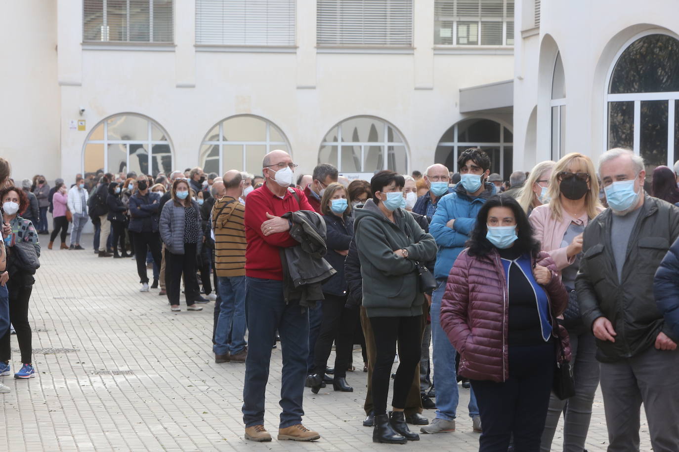 La campaña de vacunación del coronavirus se extienda esta semana en la Comunitat con la instalación de más de una veintena de centros de inmunización sin cita. En Valencia, cientos de personas han acudido a vacunarse este martes en los puntos móviles de vacunación instalados en la ciudad, donde se han formado largas colas. 