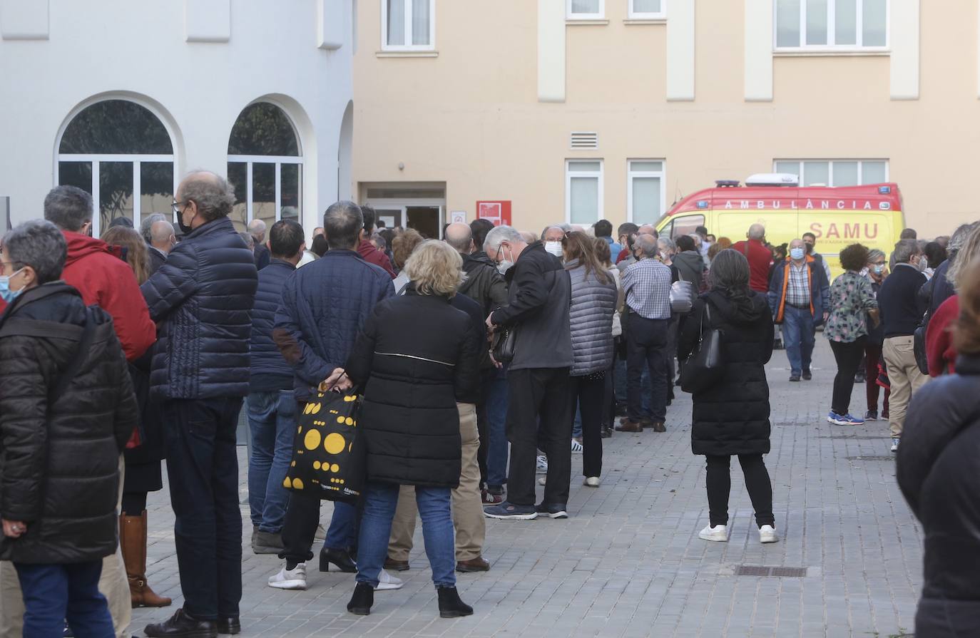 La campaña de vacunación del coronavirus se extienda esta semana en la Comunitat con la instalación de más de una veintena de centros de inmunización sin cita. En Valencia, cientos de personas han acudido a vacunarse este martes en los puntos móviles de vacunación instalados en la ciudad, donde se han formado largas colas. 