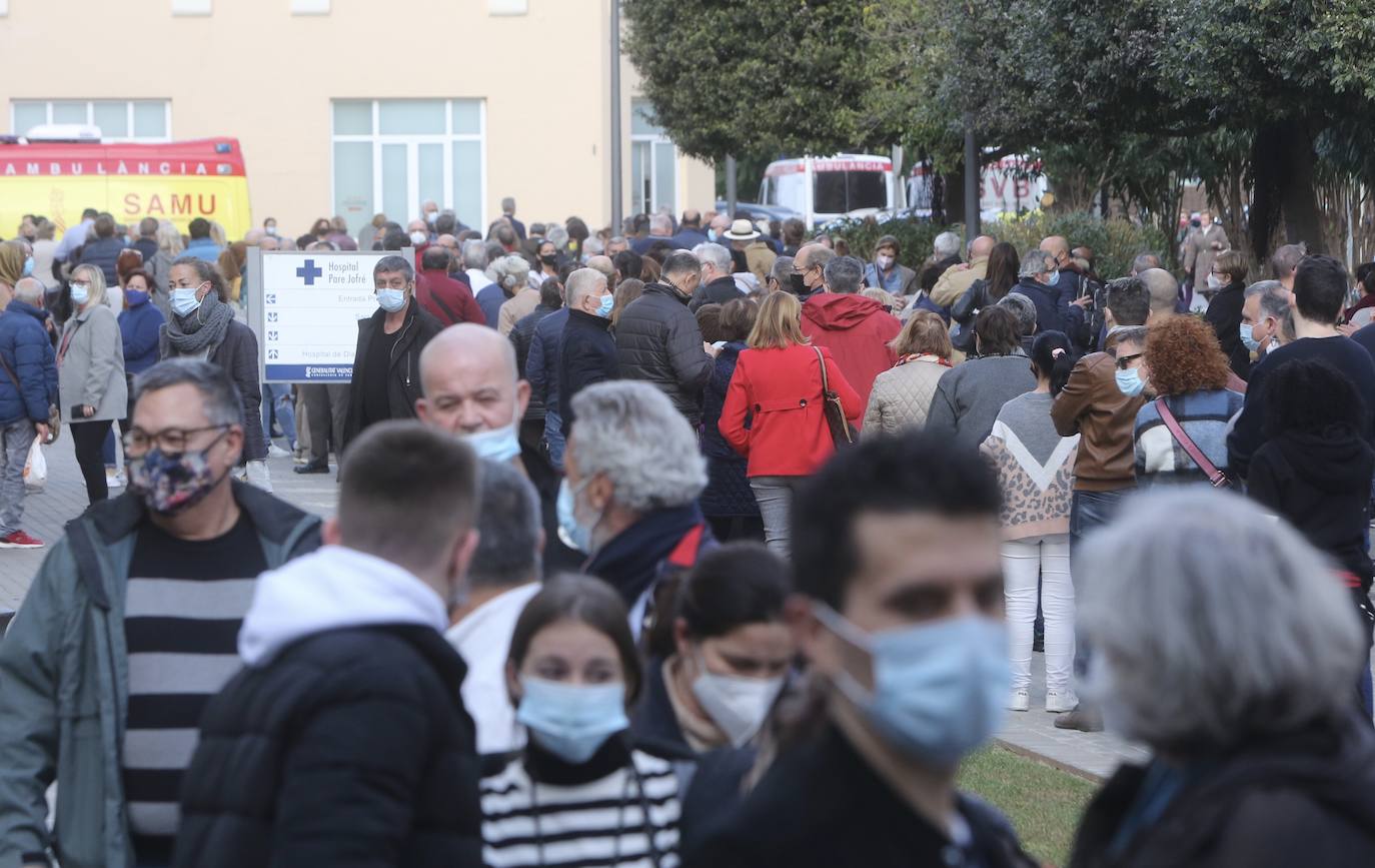 La campaña de vacunación del coronavirus se extienda esta semana en la Comunitat con la instalación de más de una veintena de centros de inmunización sin cita. En Valencia, cientos de personas han acudido a vacunarse este martes en los puntos móviles de vacunación instalados en la ciudad, donde se han formado largas colas. 