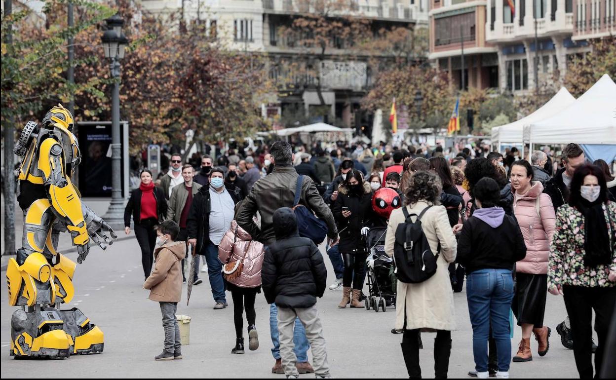 Decenas de personas pasean la Plaza del Ayuntamiento de Valencia, este domingo. 