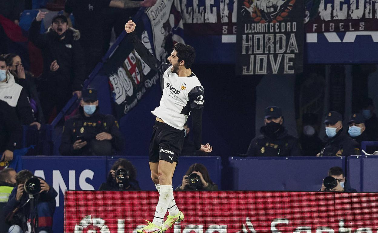 Guedes celebra el primer gol de los dos que le marcó al Levante en el Ciutat. 