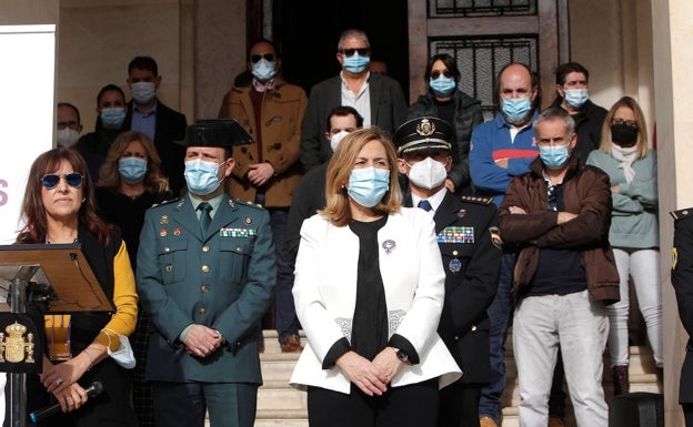 La subdelegada del Gobierno en Alicante, Araceli Poblador, durante el minuto de silencio de este mediodía. 