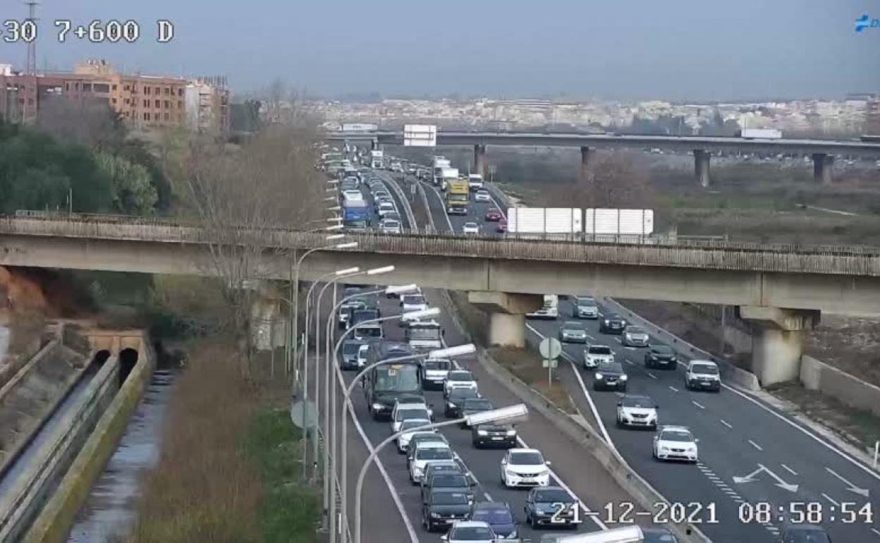 Atasco en Valencia | Más de 10 kilómetros de atascos complican el tráfico en la V-30