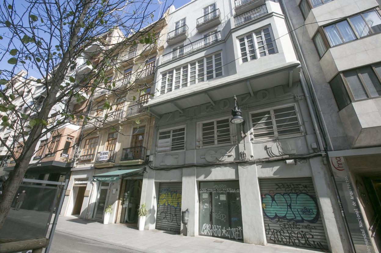 Fachada de la entrada al antiguo cine Metropol. damián torres