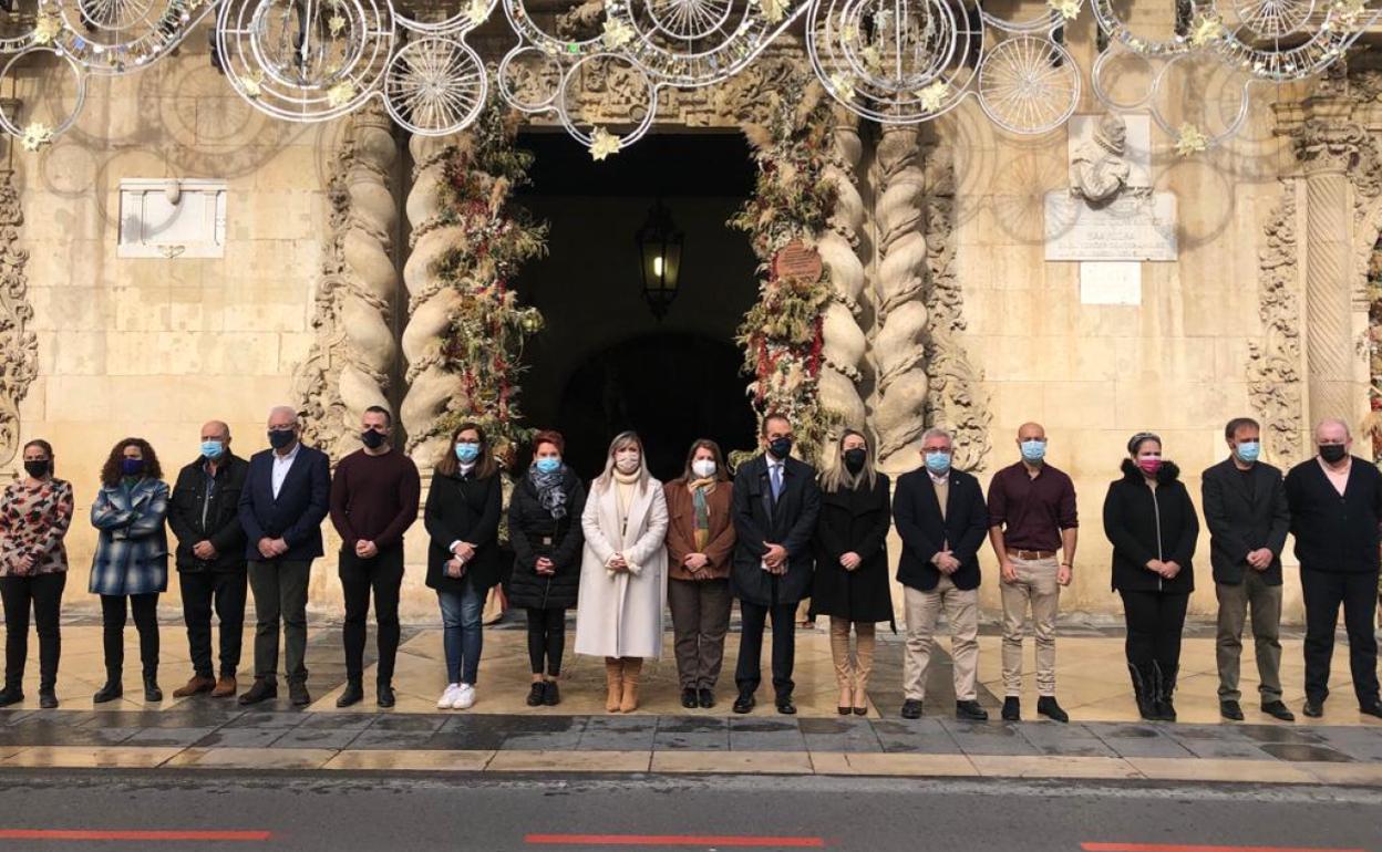 La corporación municipal de Alicante guarda un minuto de silencio frente al Ayuntamiento. 