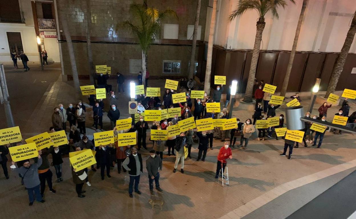 Los vecinos se concentran contra la depuradora. 