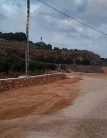 Imagen secundaria 2 - Visita del alcalde Pablo Puig a las obras y varios tramos del nuevo firme y los muros que sustituyen a las curvas peligrosas. 