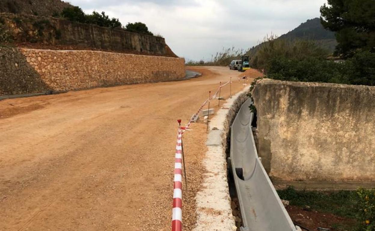 Márgenes para evitar desprendimientos y sistemas para evacuar agua de lluvia. 