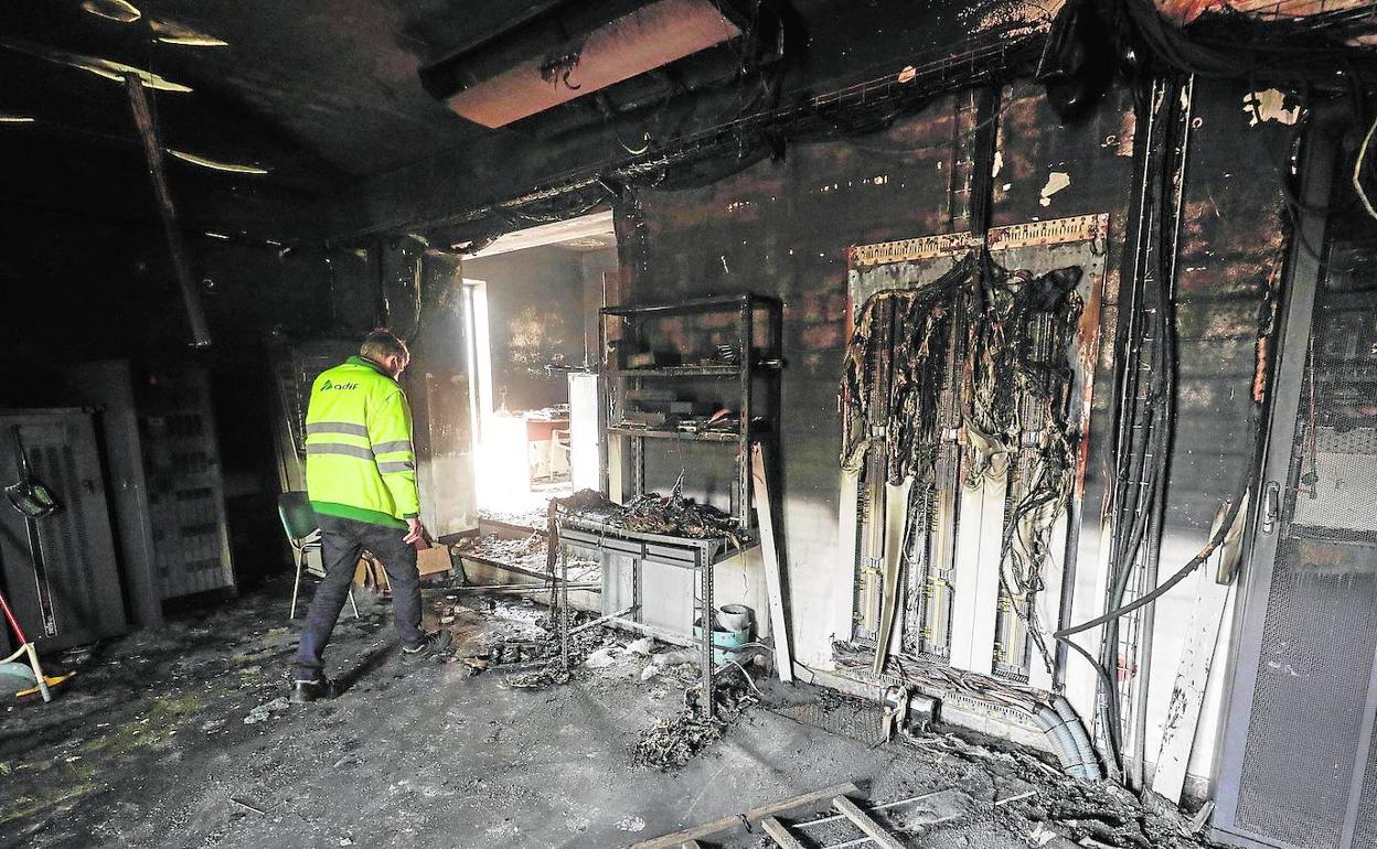 Un técnico observa los daños que causó el incendio en las dependencias de los sistemas de comunicaciones.