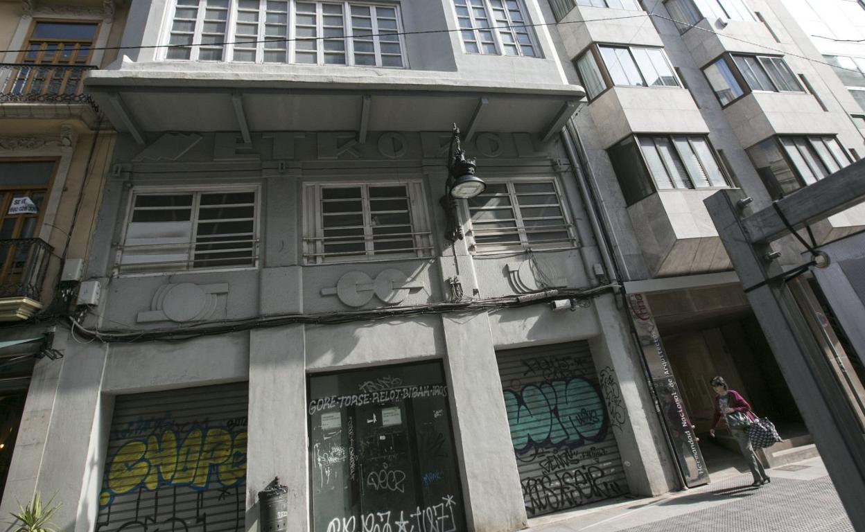 Parte de la fachada del antiguo cine en la calle Hernán Cortés. damián torres