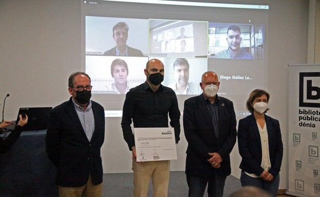 Vicedo, Mateu, Grimalt y Ripoll en primer plano y en las pantallas Chacón, otros autores de proyectos. 
