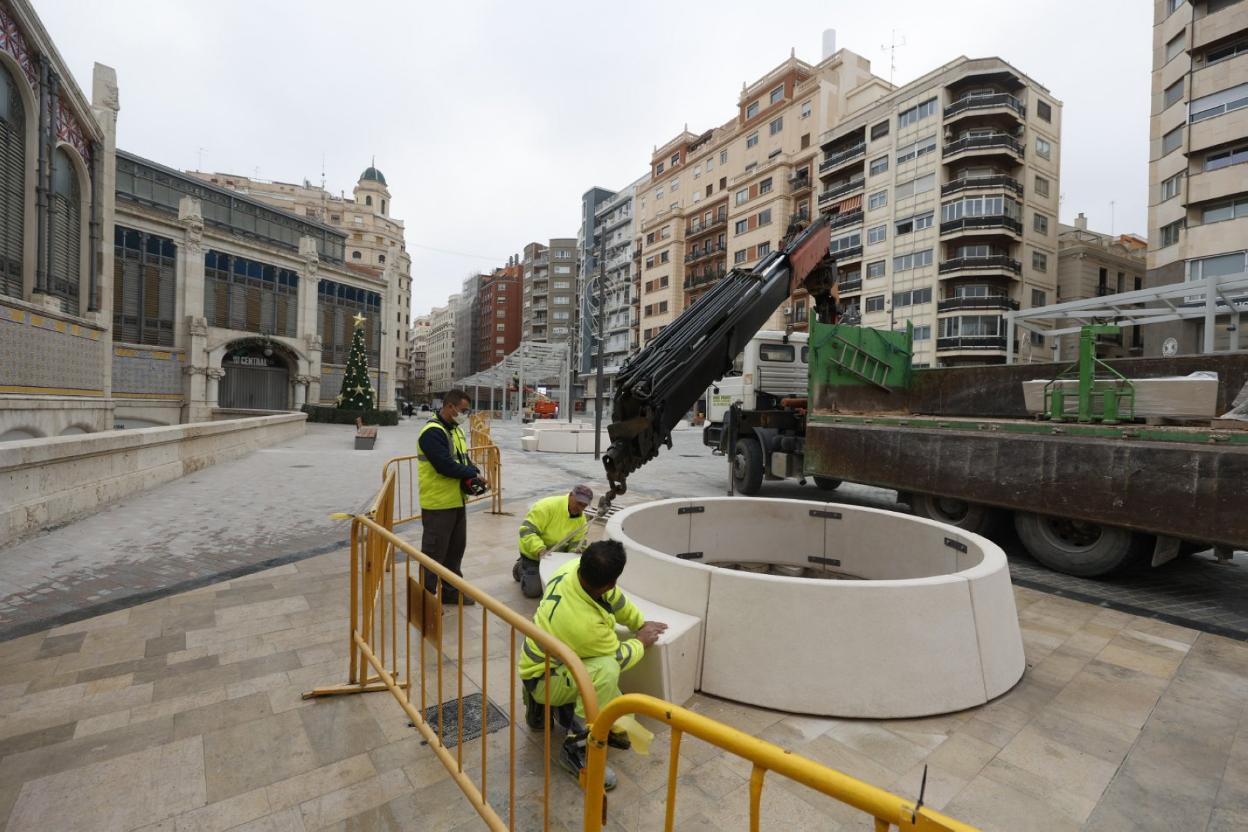 Colocación de uno de los maceteros, ayer antes de la apertura a los viandantes. jesús signes