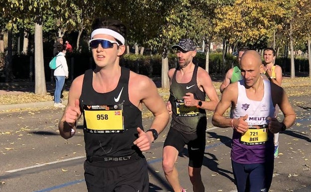 Un hombre corre con unas gafas de sol polarizadas durante el Maratón de Valencia 2021. 