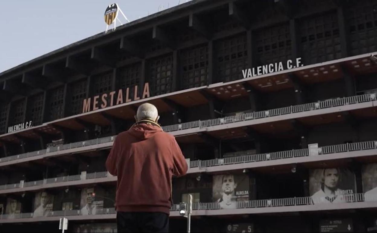 Una de las emotivas imágenes de la felicitación del Valencia a sus aficionados. 