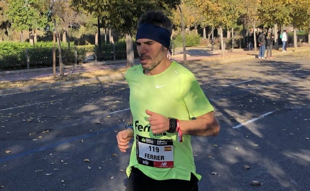 Un hombre corre con una banda para el pelo durante el Maratón Valencia 2021