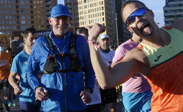 Un hombre carga con una mochila de hidratación a la salida del Maratón de Valencia 2021. 