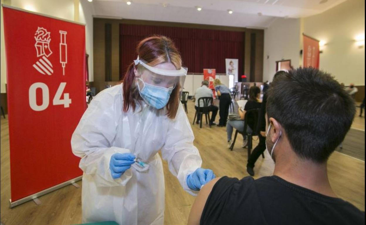 Vacunación de docentes en Gandia. 