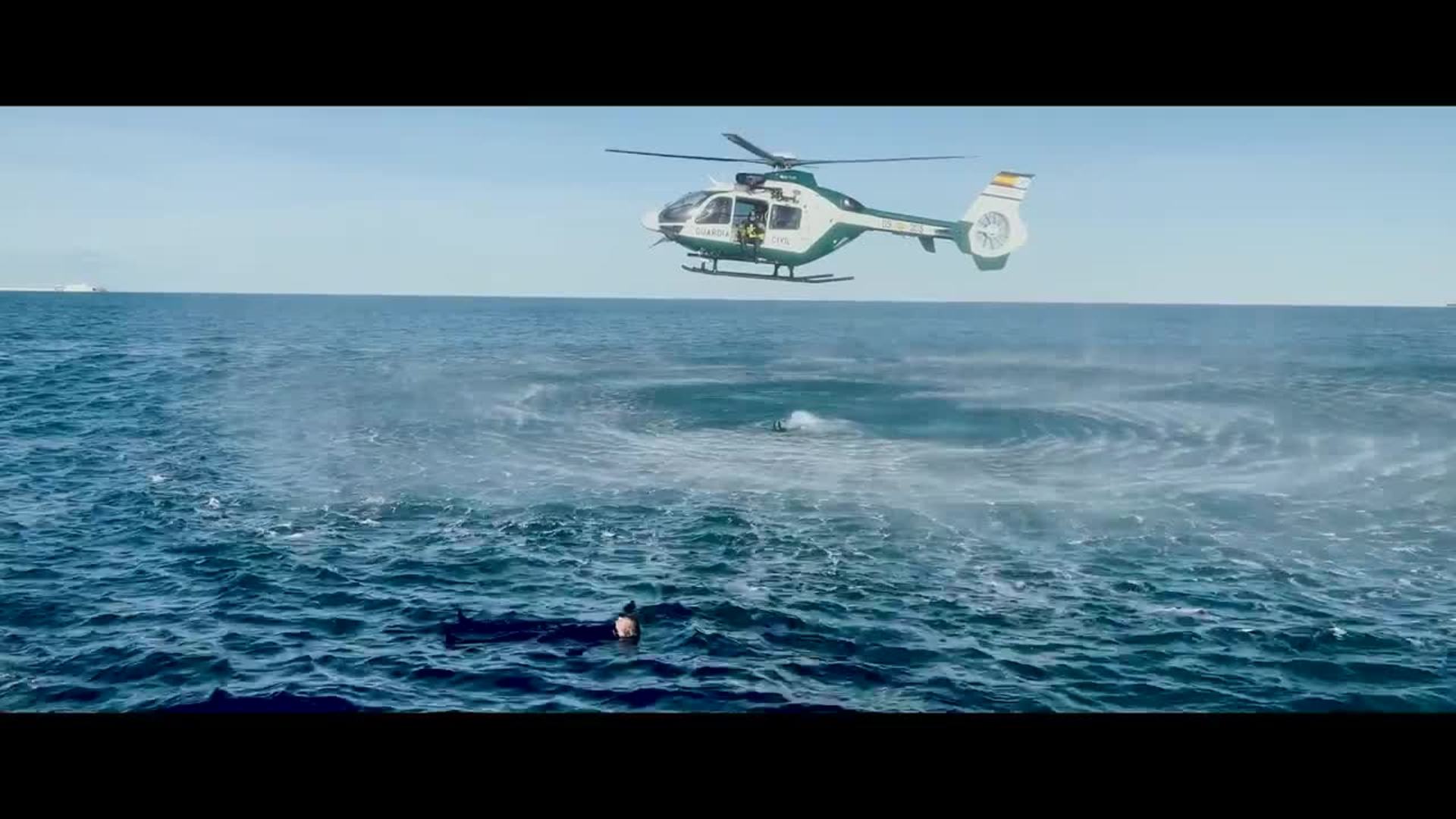 La Guardia Civil de Valencia felicita la Navidad con un vídeo de un simulacro de rescate en el mar