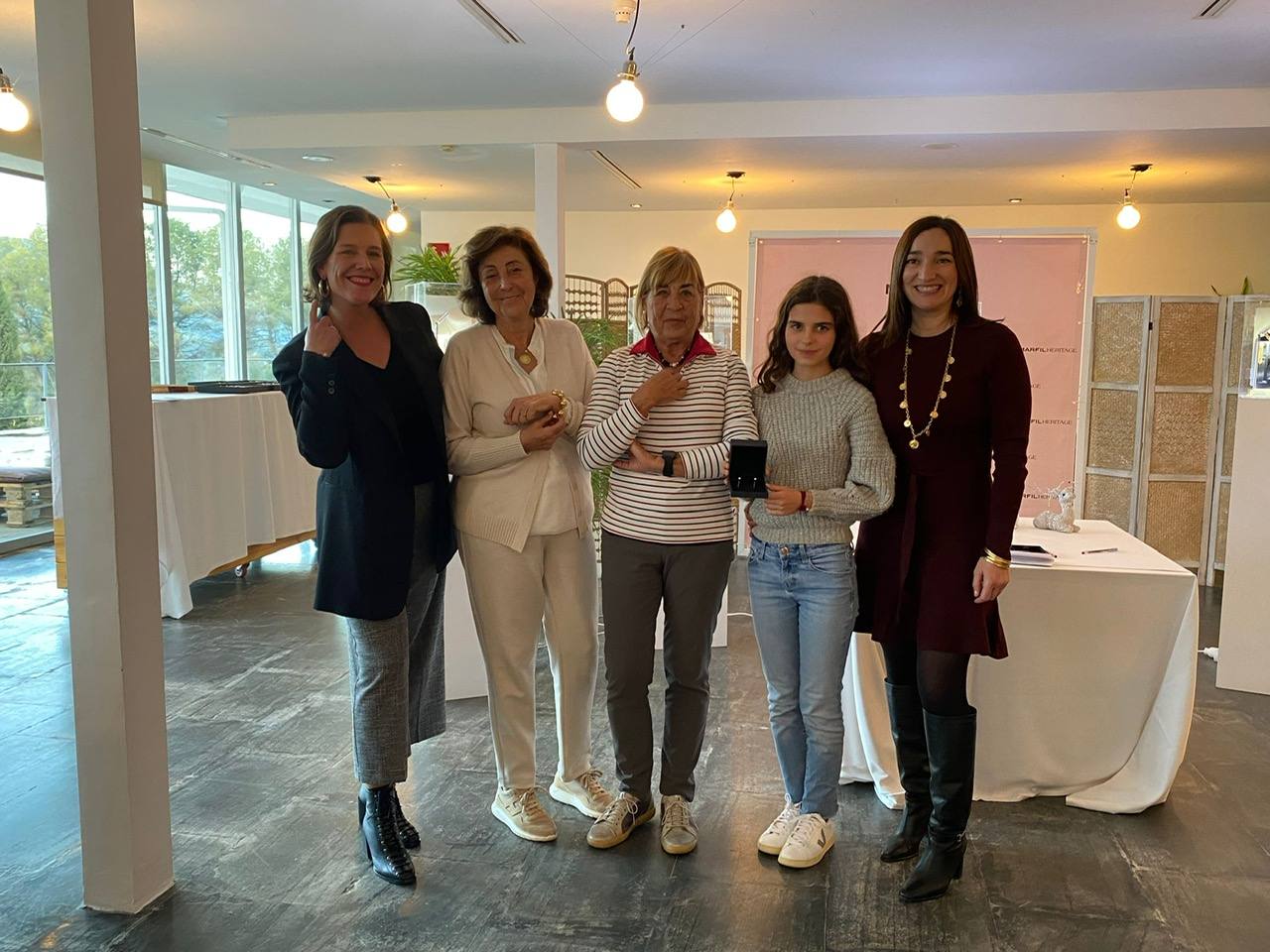 Laura Olcina, Amparo Roig, Rosario Sanchís, Adriana Marfil y Marisa Cortina en el torneo de golf de la joyería Marfil.