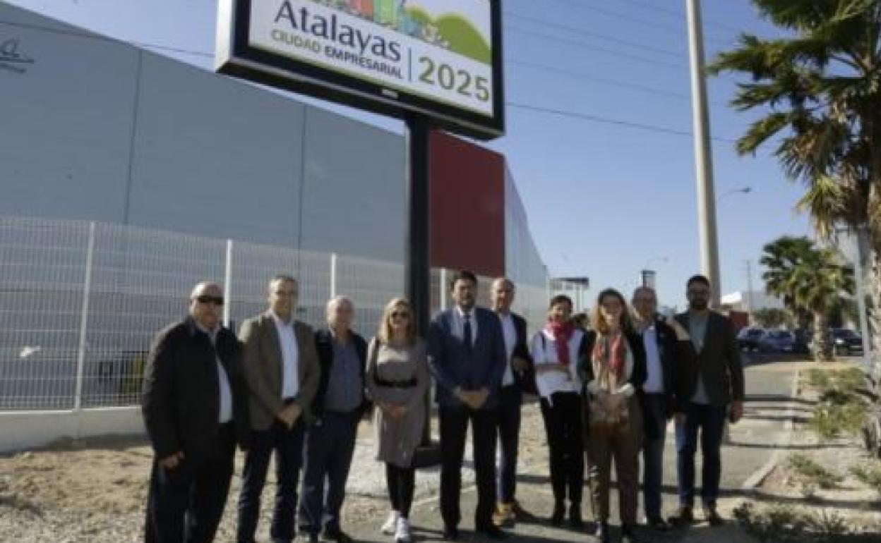 El alcalde, Luis Barcala, durante una visita al polígono de las Atalayas de Alicante. 