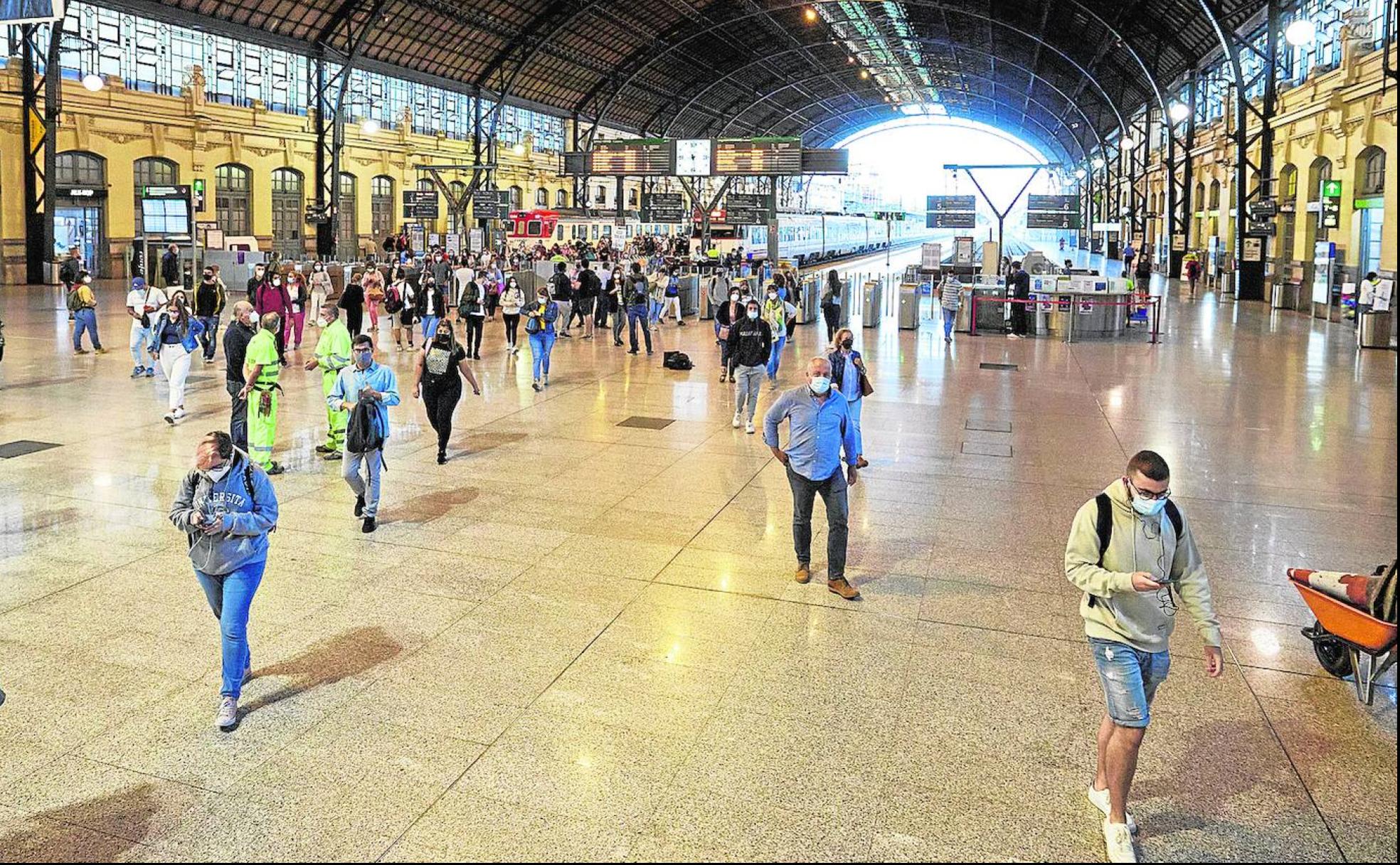 Pasajeros en la estación del Norte. 