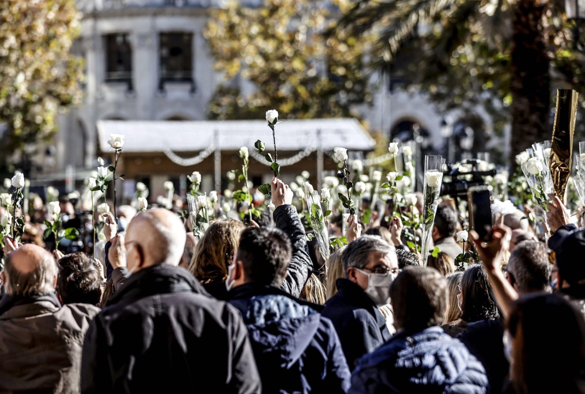 Rosas blancas. Unas 600 personas se concentraron en Valencia para condenar el crimen de Cristina y llevaron rosas blancas. 