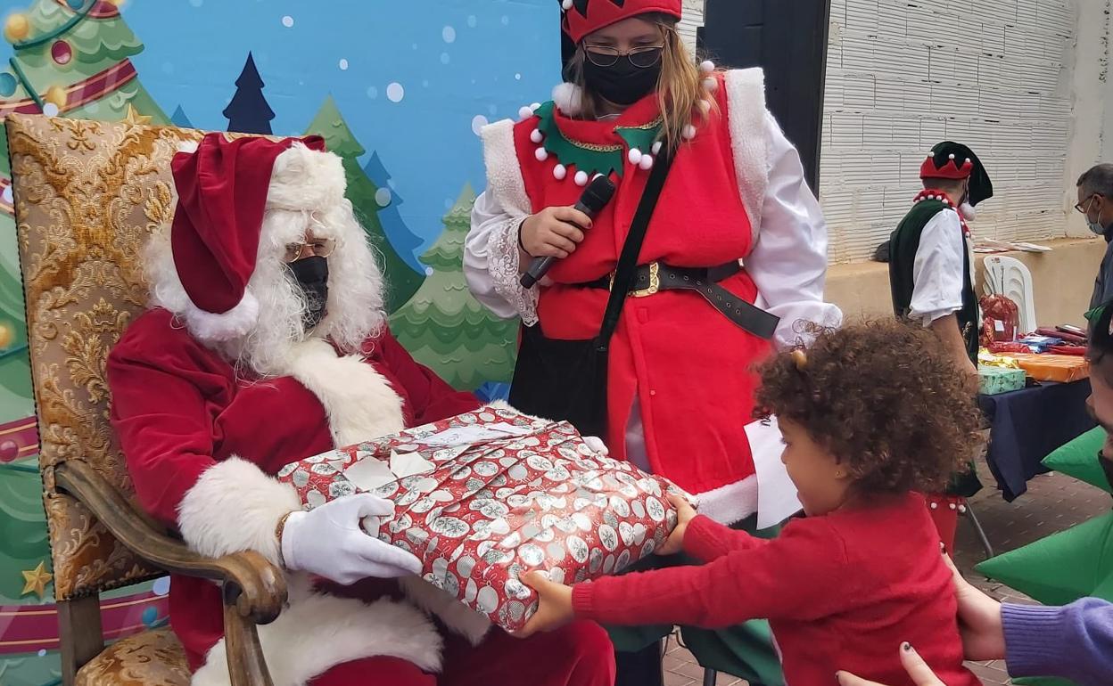 Papá Noel acudió a su cita con los niños en la Coveta Fumá. 