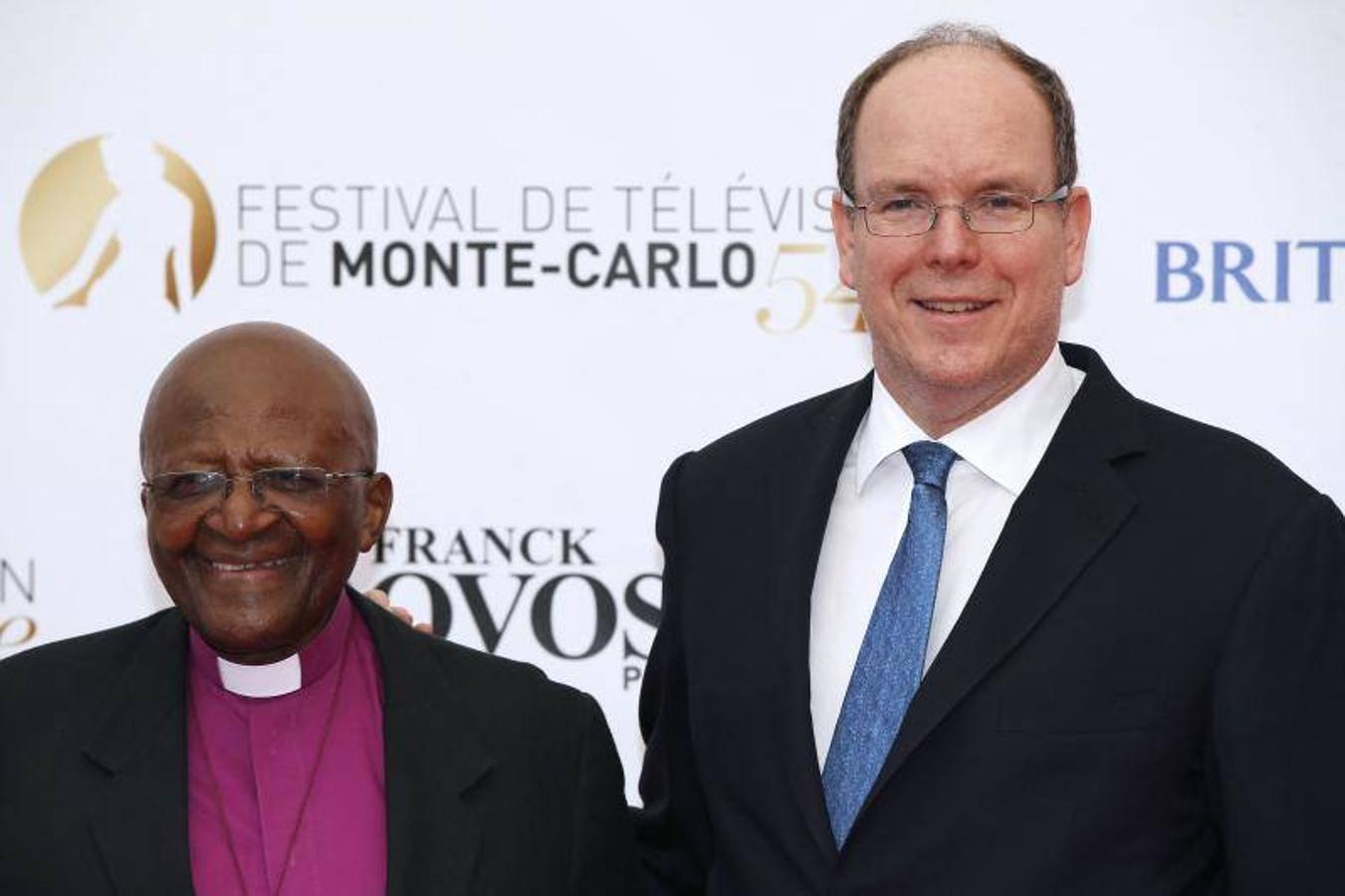 Desmond Tutu con Alberto de Mónaco en el estreno del documental 'Children of the Light' en Montecarlo, en 2014. 