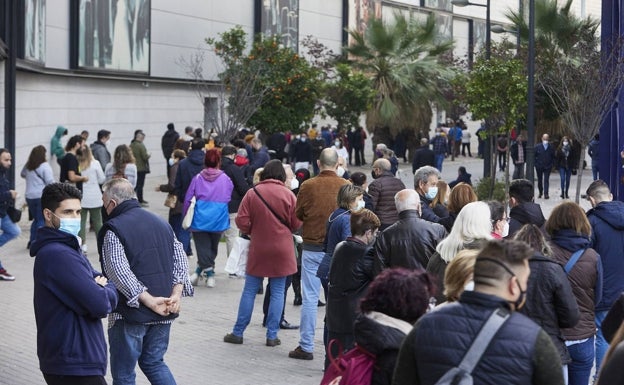 La vacuna reduce a un tercio la incidencia del coronavirus en la Comunitat con respecto a enero